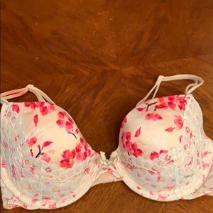 Beautiful bra by VS size 32D New without tag